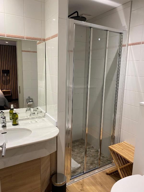 Deluxe Double Room with Balcony image 3
