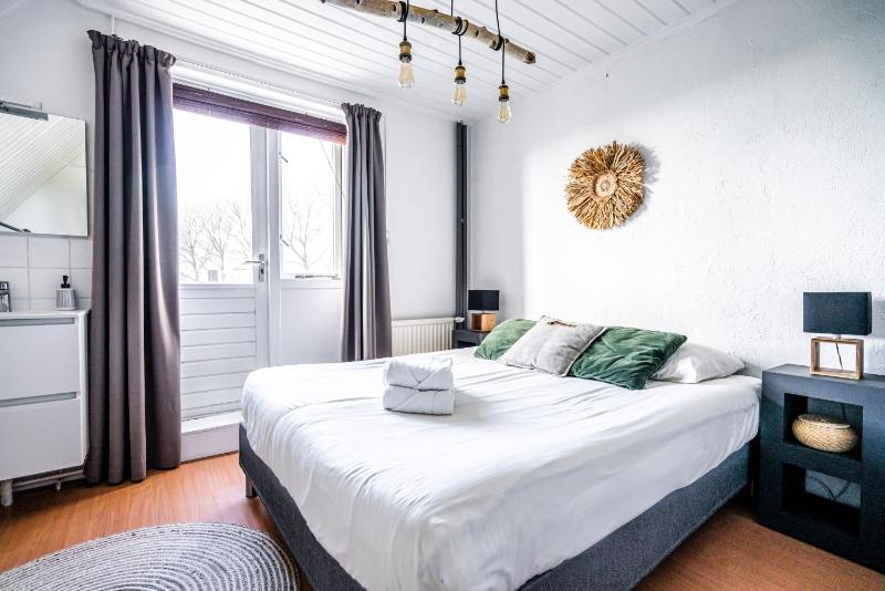 Double Room with Private External Bathroom and Balcony image 1