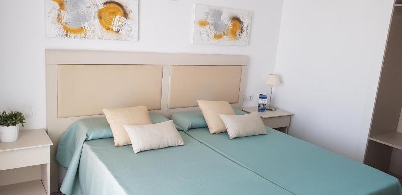 Twin Room with Balcony image 1
