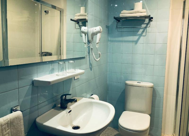 Twin Room with Balcony image 3