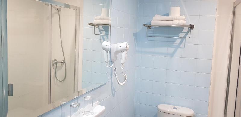 Twin Room with Balcony image 2