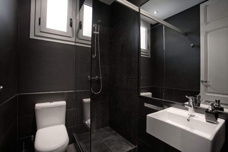 Casanova Charm 4BDR Apartment - image 12