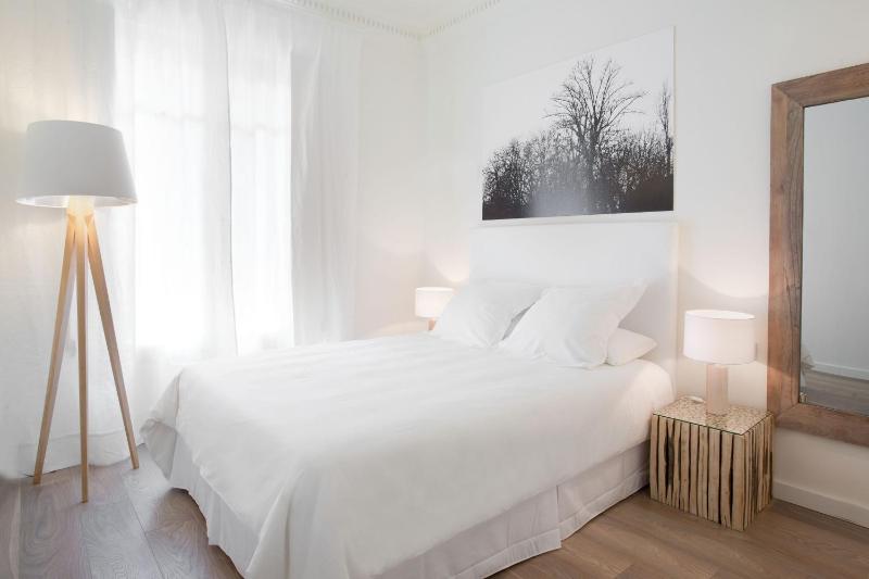 Casanova Charm 4BDR Apartment - image 15