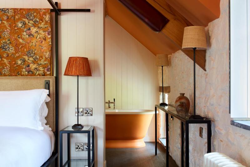 Deluxe Double Room image 3