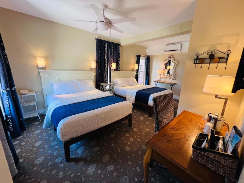 Queen Room with Two Queen Beds image 4