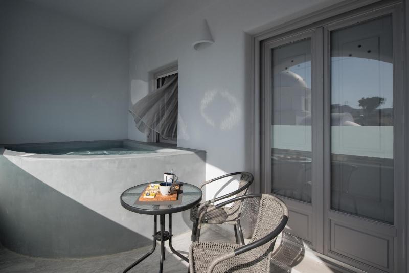Symposio Jacuzzi Apartment image 2