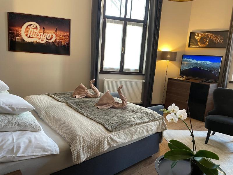 Deluxe Double Room with Extra Bed image 3