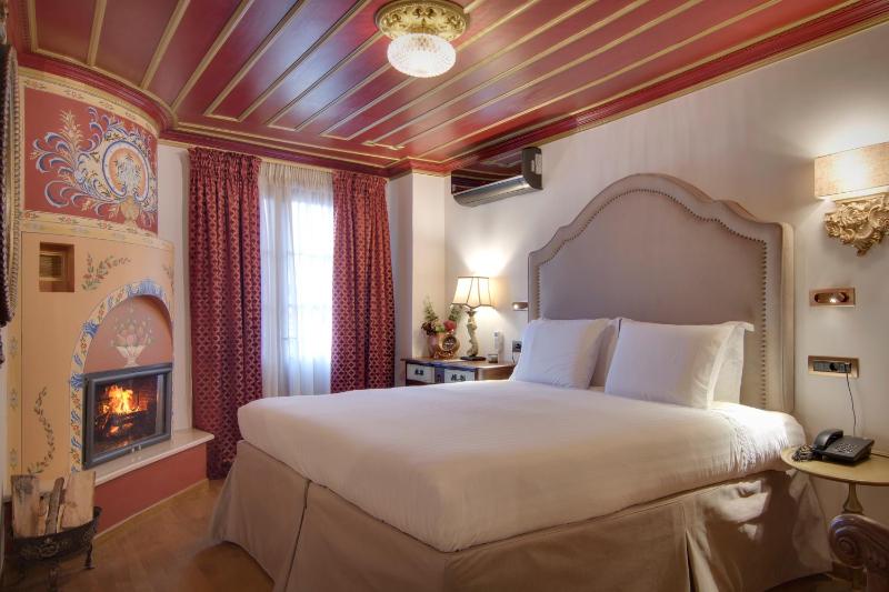 Deluxe Double Room with Balcony image 1