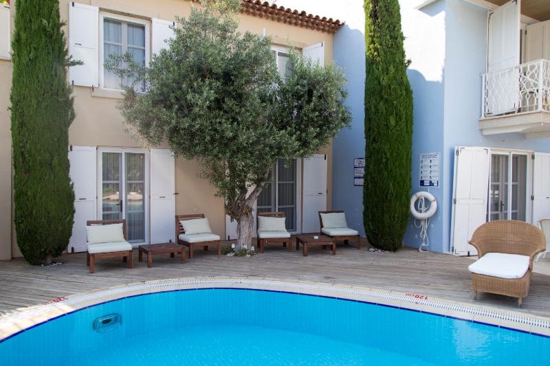 Double Room with Pool View image 1