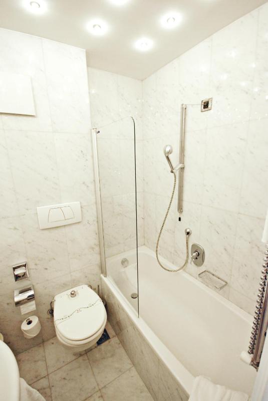 Deluxe Double or Twin Room with Balcony image 2