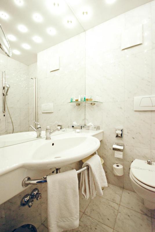 Deluxe Double or Twin Room with Balcony image 3