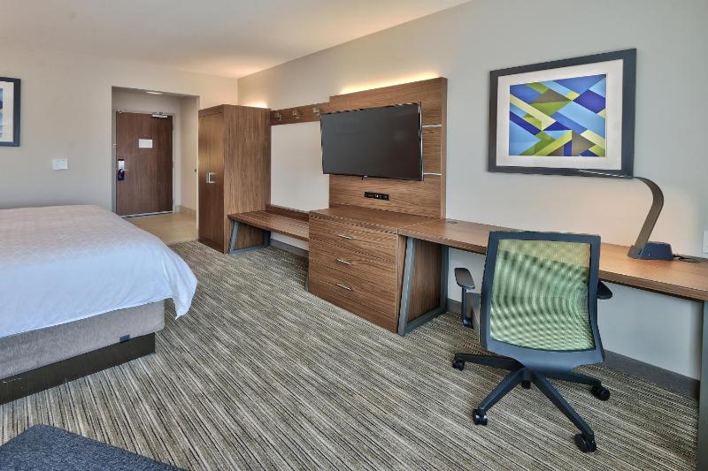 Standard King Room image 2