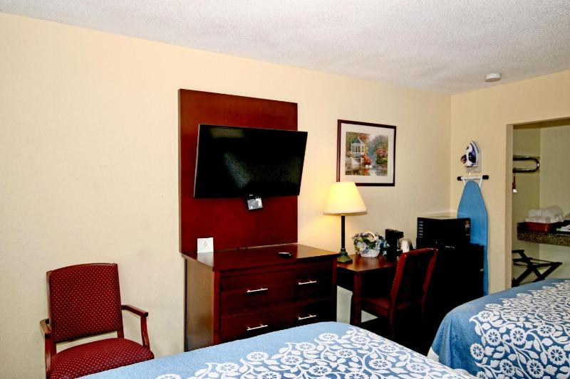 Queen Room with Two Queen Beds - Non-Smoking image 2