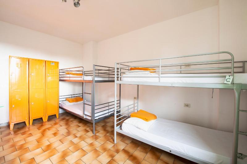 Bed in 6-Bed Mixed Dorm Ensuite image 2