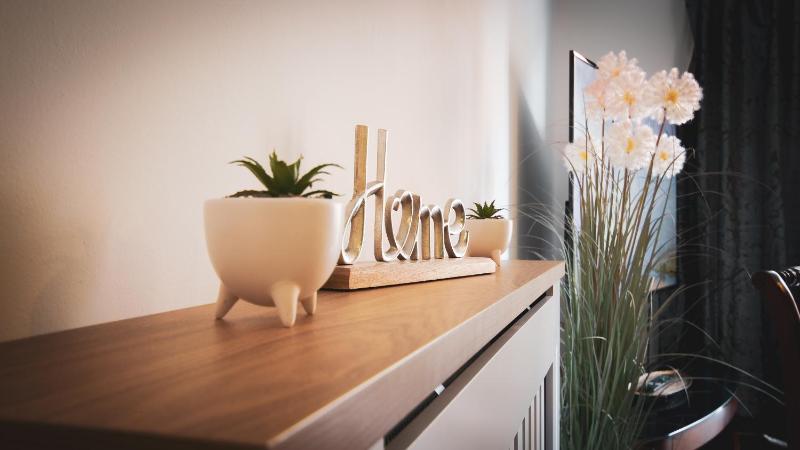 High Street - 2BD Apt - King Beds - Parking - Wise Stays - image 1