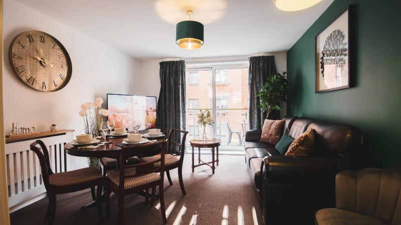 High Street - 2BD Apt - King Beds - Parking - Wise Stays - image 30