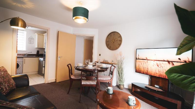 High Street - 2BD Apt - King Beds - Parking - Wise Stays - image 15