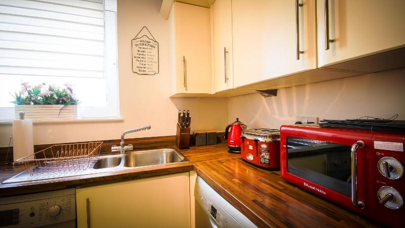 High Street - 2BD Apt - King Beds - Parking - Wise Stays - image 20