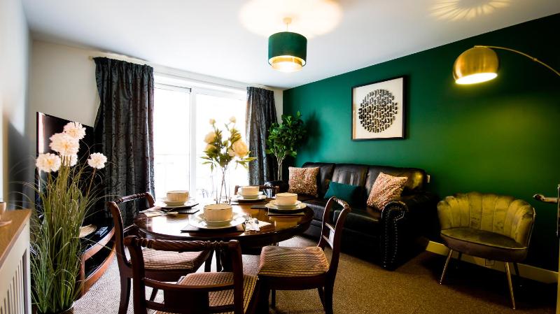 High Street - 2BD Apt - King Beds - Parking - Wise Stays - image 29