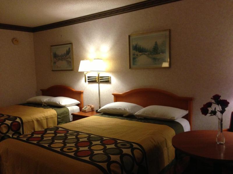 Double Room with Two Double Beds - Smoking image 4