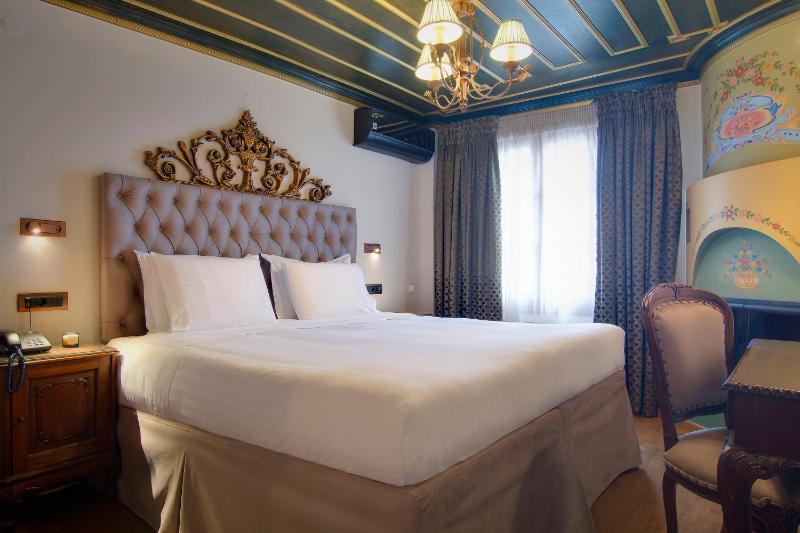 Deluxe Double Room image 4