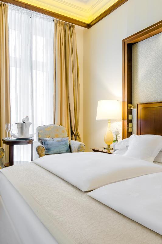 Deluxe Double or Twin Room image 3