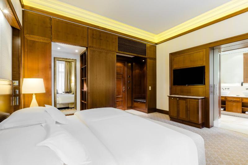 Deluxe Double or Twin Room image 4