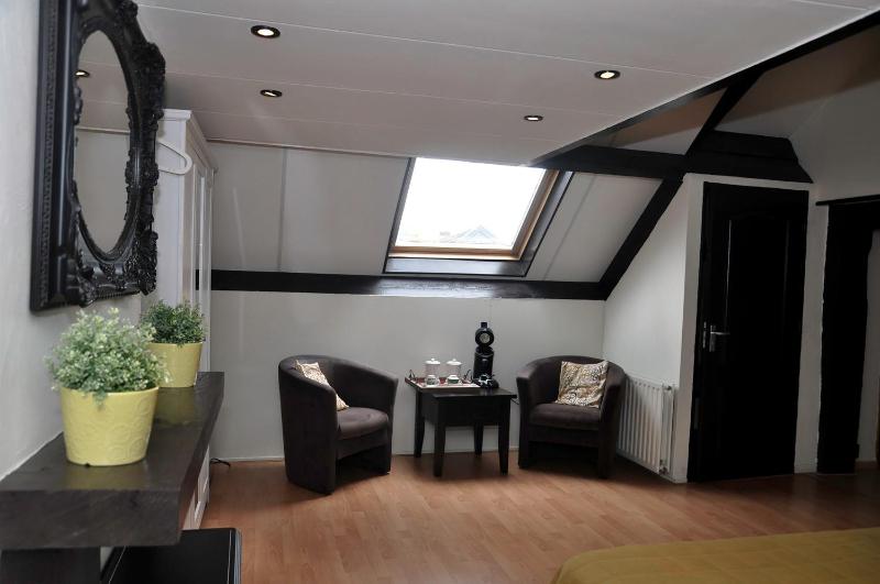 Double Room image 3