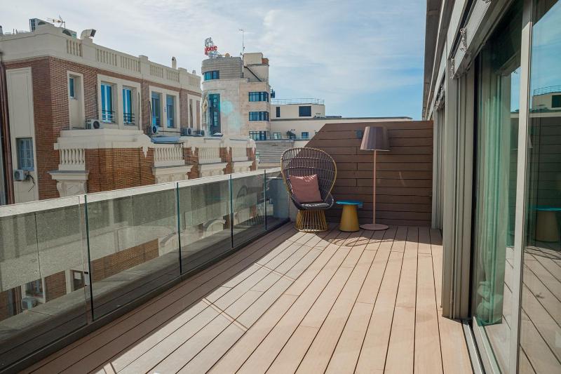 City-View 1 Bedroom Apartment with terrace image 4