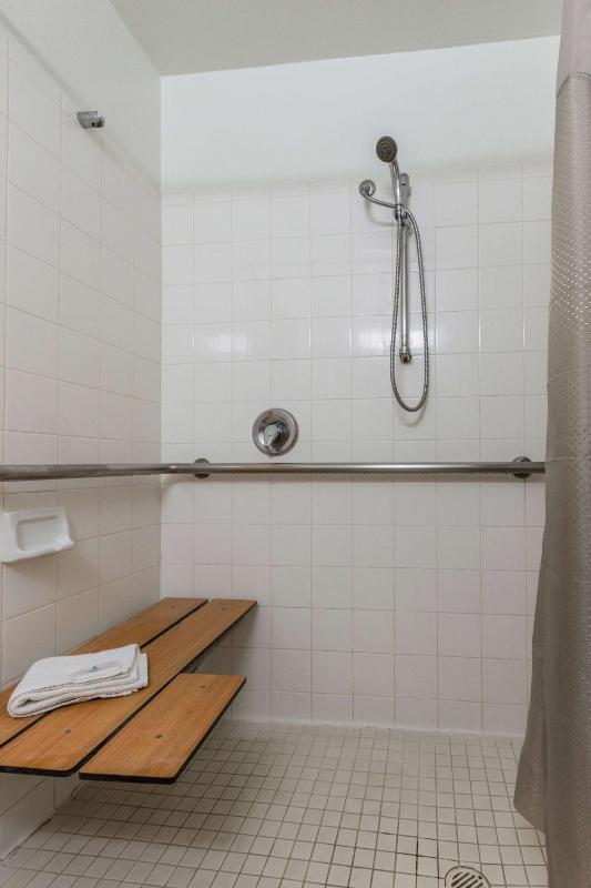 Queen Room - Disability Access - Non-Smoking image 3