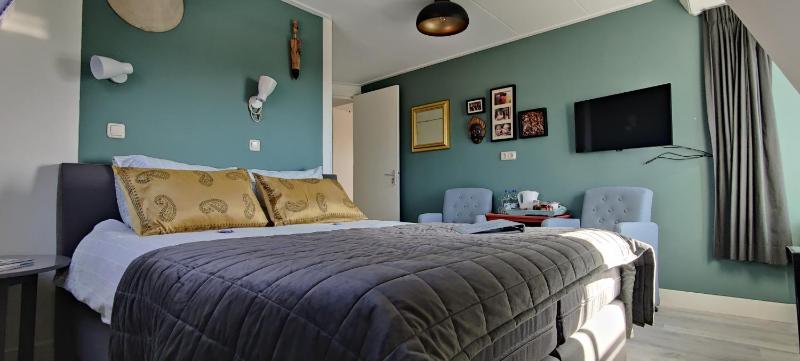 Double Room with Private Bathroom image 1