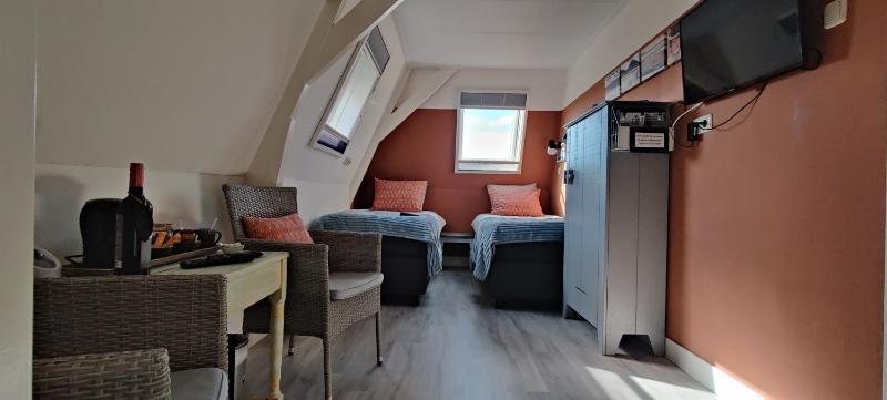 Twin Room with Private Bathroom image 1