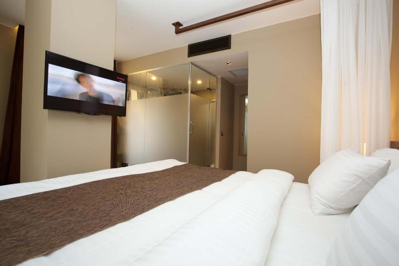 Deluxe Double Room image 4