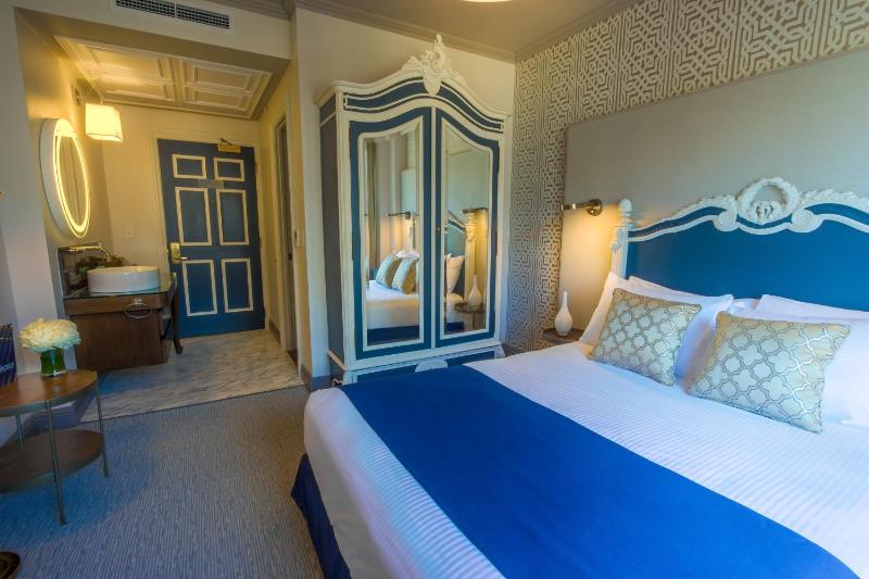 Deluxe Queen Room image 2