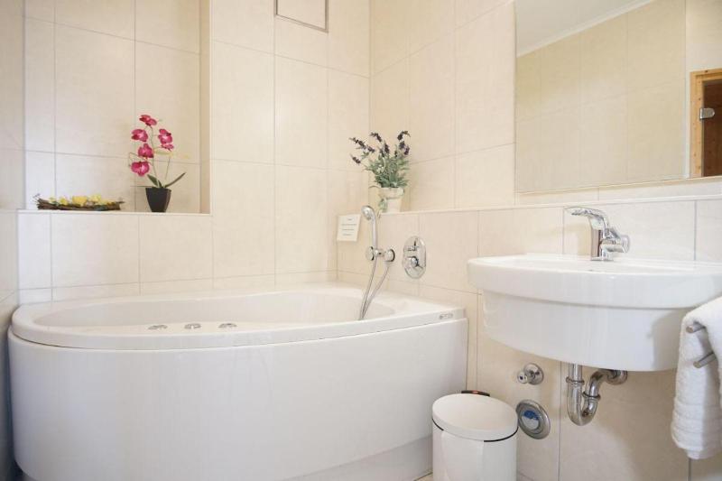Haus-Ostseeapartments-am-Fehmarnsund-Wohnung-26-Wellenrauschen - image 2