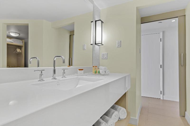 One-Bedroom Suite with Ocean View image 2