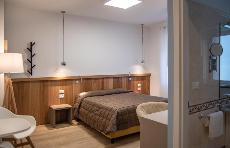 Double or Twin Room image 4