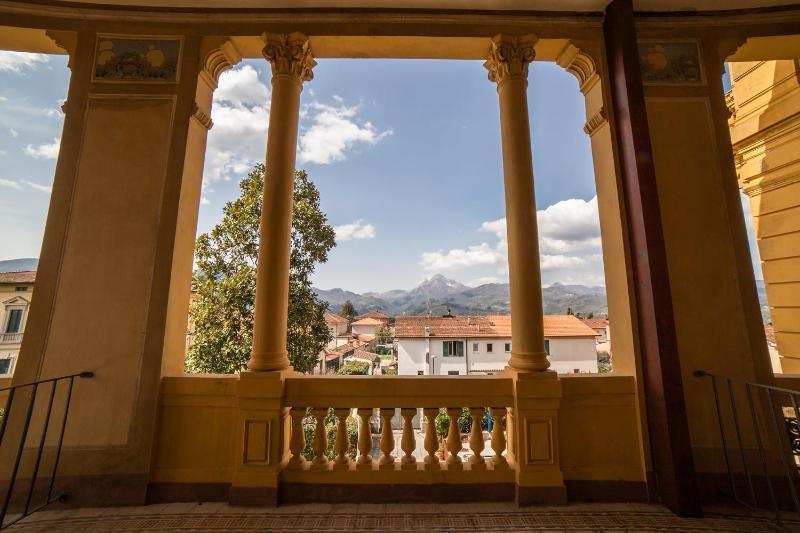 Deluxe Double Room with Balcony image 3