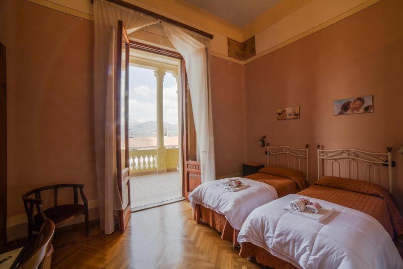 Deluxe Double Room with Balcony image 4