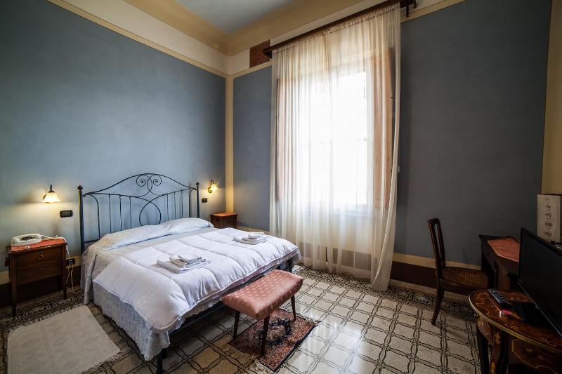 Double Room image 3