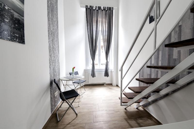Rio's Stylish Central Flats - image 7