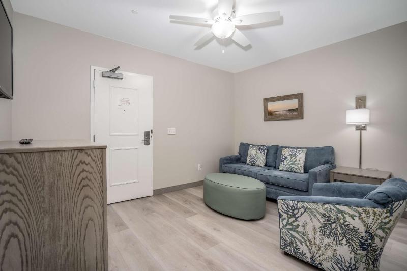Queen Suite with Two Queen Beds image 3