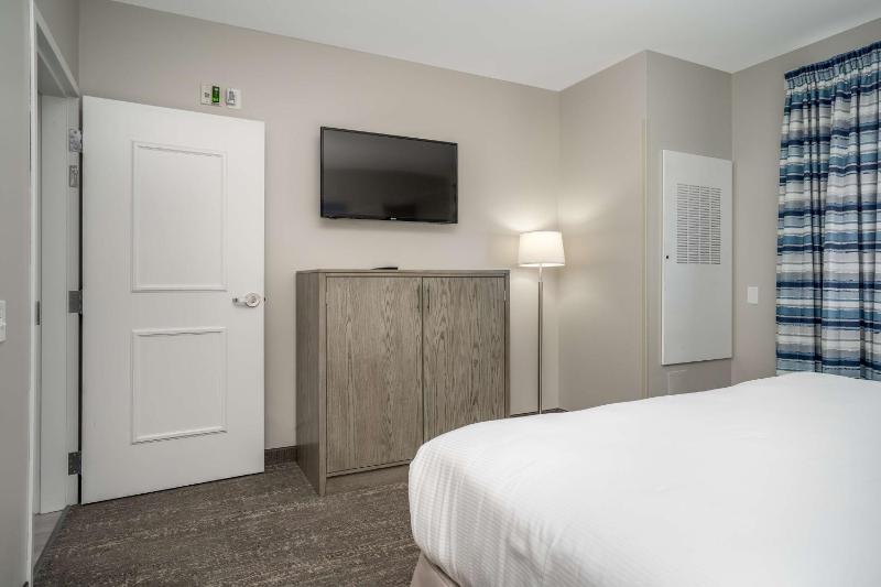 King Suite with Bath Tub - Disability Access image 3