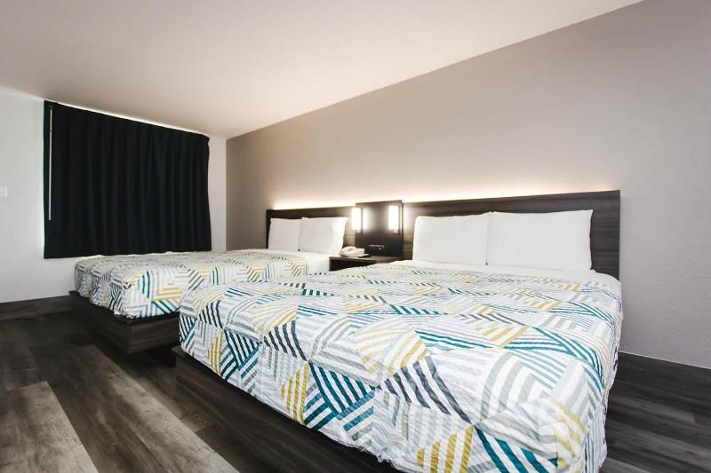 Queen Room with Two Queen Beds - Non-Smoking image 2
