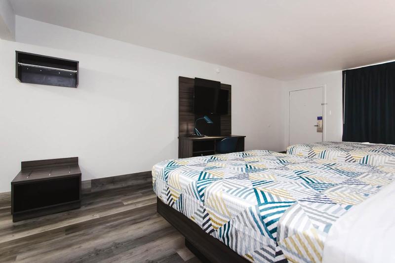 Queen Room with Two Queen Beds - Disability Access - Non-Smoking image 3