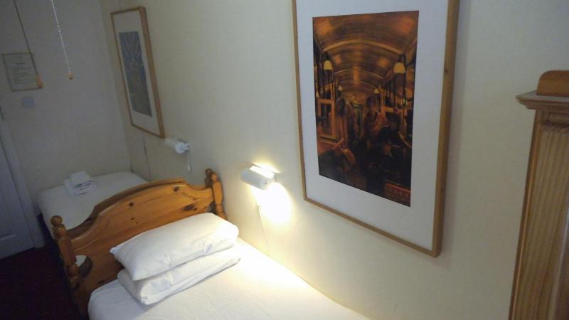 Twin Room with Shared Bathroom image 1