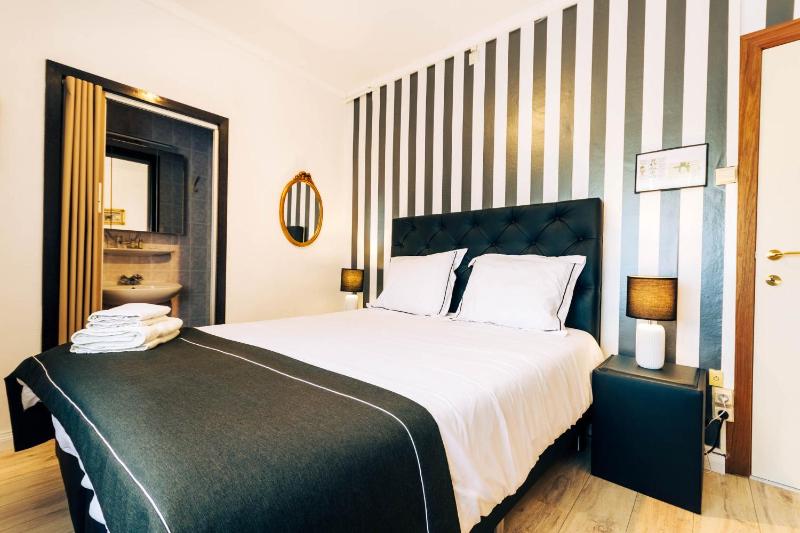 Standard Double Room image 3