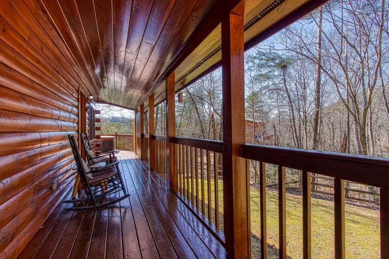 Sugar Bear Lodge Hot Tub WIFI 560 FREE tickets each paid day - image 21