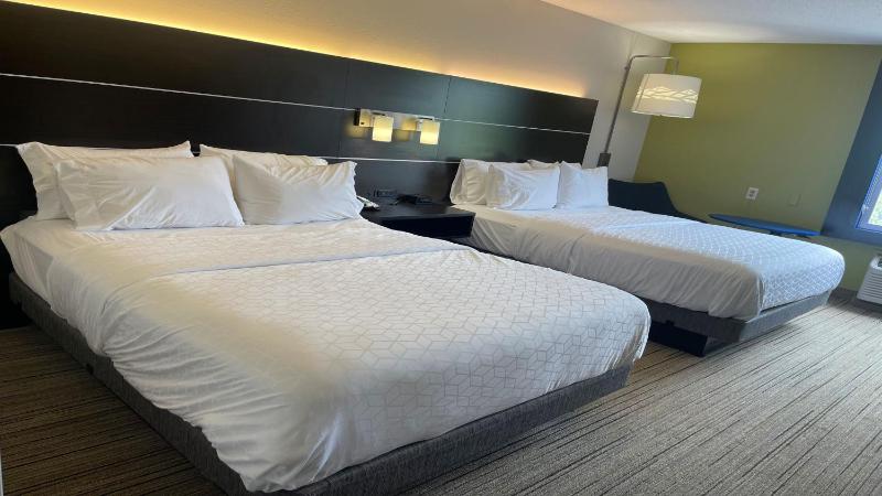 Queen Suite with Two Queen Beds image 1
