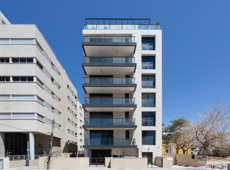 Stylish 2 BR Steps from the Beach by HolyGuest - image 2